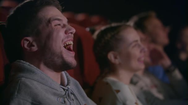 Un hombre riéndose de la comedia. Emoción masculina en el entretenimiento cinematográfico — Vídeos de Stock