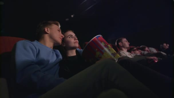 Amor casal beijando no cinema. Casal romântico abraçando no cinema — Vídeo de Stock