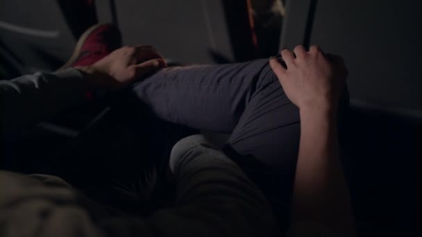 Femme caressant le genou d'un homme au cinéma. Couple tenant la main au cinéma — Video