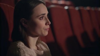 Kız üzgün Sineması'nda sinema izliyor. Melodram üzerinde Ağlayan kadın