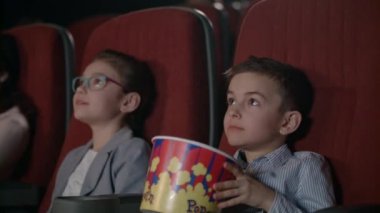 Çocuk sinema film izlemek. Çocuklar için film eğlence