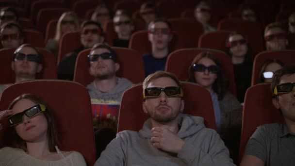 Глядачі в 3d-очки перегляду фільму в кінотеатрі. Люди в 3d-окуляри — стокове відео