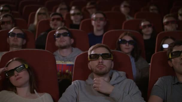 Zuschauer in 3D-Brillen beim Film im Kino. Menschen in 3D-Brillen