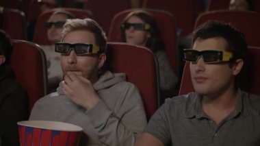 Arkadaşlar sinema 3D film izlerken. 3D sinema eğlence concep