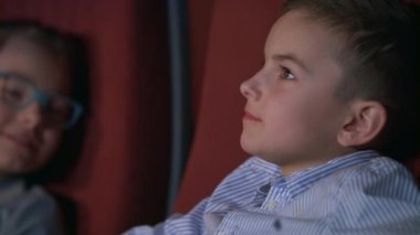 Kız çocuk sinema film izlemek için fısıldayarak. Çocuk film eğlence