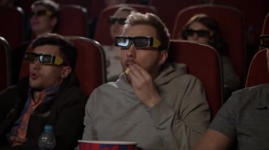Sinemada 3d gözlük insanlar. 3d gözlük erkekte pop mısır yemek