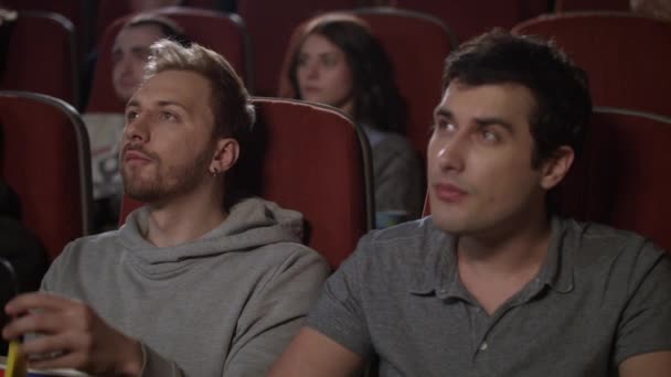 Amigos varones con gafas 3D en el cine. Los espectadores se preparan ver película 3d — Vídeo de stock