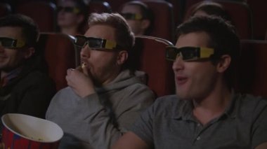 Adam arkadaş 3d sinema Sinemada patlamış mısır yemek. Erkekler sinemada eğlenin