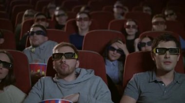 3d gözlük seyirci izlerken korkunç flm gergin. 3d sinemada seyirci