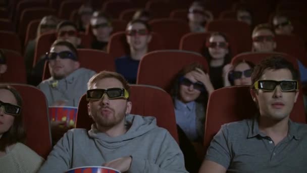 Spectators in 3D glasses strained watching scary flm. Audience in 3d cinema — Stock Video