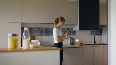 T-shirt ve fitness tozluk içme suyu şişe atletik kız