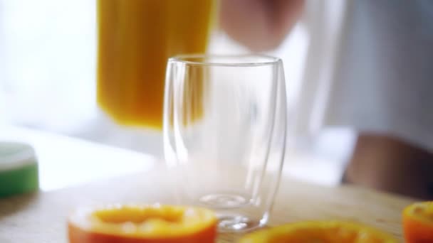 Vrouw Die Sinaasappelsap Uit Glazen Pot Glas Giet Sluit Een — Stockvideo