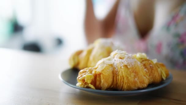 Desayuno por la mañana con deliciosa pastelería. Almuerzo tradicional con café — Vídeos de Stock