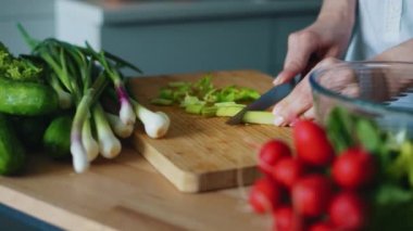 Soğan, salatalık ve turp ile pişirme taze salata karıştırın. Sağlıklı yemek