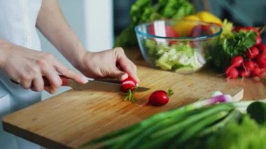 Kadın elle bıçak kesim turp salatası için. Kadar taze sebze kapatın