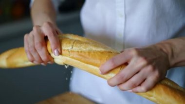 Kadın yarı taze pişmiş ekmek kırma. Eller kapatın
