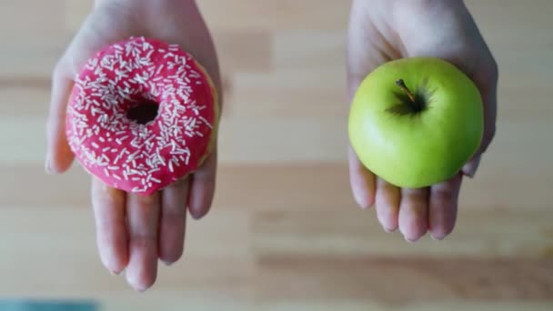 Menu escolhendo entre maçã verde fresca ou donut. Saudável ou não saudável — Vídeo de Stock