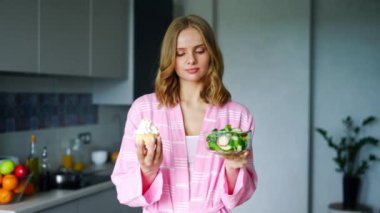 Güzel kız kase veya pasta taze salata arasında seçme. Sağlıklı veya sağlıksız