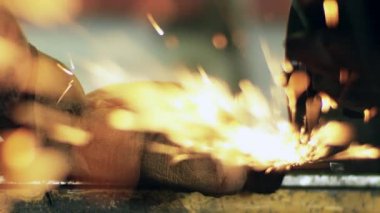 Mekanik kesme metal fabrika değirmeni ile. Metal işleme atölye