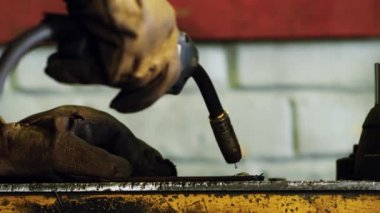 Kaynakçı Kaynak makinesi ile çalışan eller. Elektrik metal kaynak kıvılcım