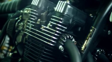 Klasik Motosiklet gümrük garajda park. Vintage motosiklet