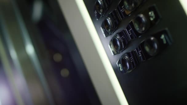 Panneau de commande dans l'ascenseur. Gros plan de la main masculine avec bouton-poussoir pour smartphone avec numéro de plancher dans l'ascenseur. Personne appuyant sur le bouton de levage. doigt humain appuyant sur le nombre de plancher dans l'ascenseur 