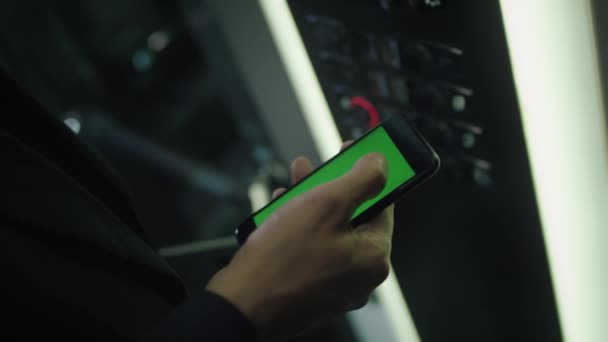 Man raakt mobiele smartphone met chroma key groen scherm — Stockvideo