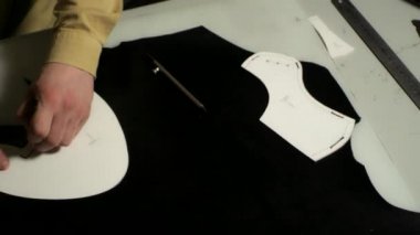 Deri işçiliği araçlarını kullanarak çalışan adam. Deri işçiliği atelier