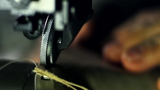 革の靴の縫製加工。ミシンの後ろに男の手を閉じる — ストック動画