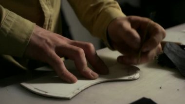 Leatherworker deri boş yuva yapma. Çalışan kunduracı el kadar kapatın