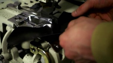 Erkek deri boş kenarını kırpma eller. Handicraftsman çalışma