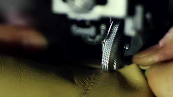 Tailleur travaillant sur machine à coudre à l'usine textile. Gros plan main de maroquinier 