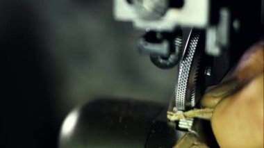 Handicraftsman üretim ver. Dikiş makinesi mekanizması çalışmalarında kapatın