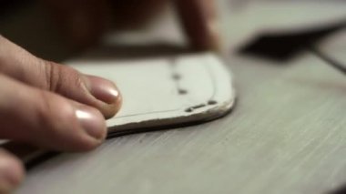 Esnaf adam delikleri yapma. Deri ile çalışma deri usta eller yukarı kapatın