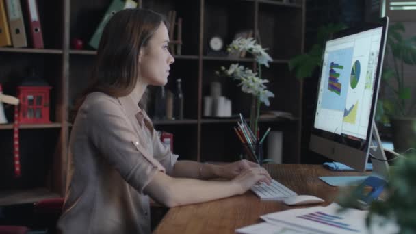 Mujer de negocios trabajando en la computadora en la oficina del hogar. Empresaria concentrada — Vídeos de Stock