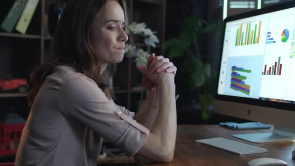 Mujer de negocios alterada que trabaja con datos económicos en la computadora por la noche — Vídeo de stock