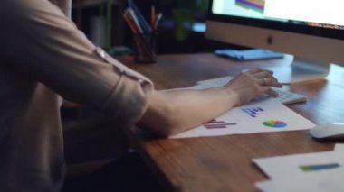 Kahve fincanı tutarak ve Resepsiyon Arkadan görünüm, bilgisayarda çalışan el