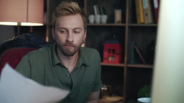 Casual arbetstagare ansikte ser dator i office. Hipster-man som arbetar i studio — Stockvideo