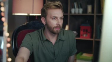 Yeni iş emri alan adam serbest meslek. Yaratıcı iş kurmak