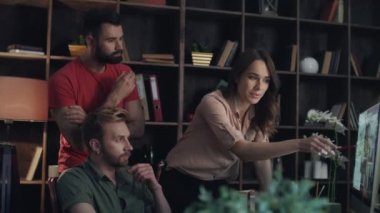 İş takım rahat ofiste bilgisayar ekranında yeni proje tartışıyor