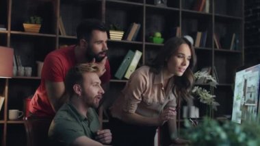Yaratıcı tasarımcılar ekibi yeni tasarım proje tartışıyor. Ekip çalışması kavramı