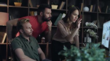 İş analisti takım bilgisayarda Office diyagramlar arıyoruz. Başarılı takım