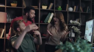 Mutlu iş takım karlı satış tadını çıkarın. Çak bir beşlik veren başlangıç takım
