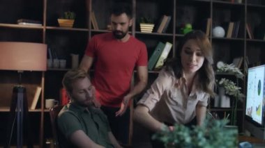 Profesyonel olmayan işçi çığlık gergin bir iş kadını. Öfkeli kadın patron