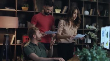 Öfkeli kadın patron ofiste mali rapor kontrol. Office çakışma