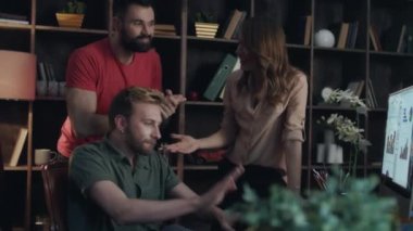 İş takım Office yandan alkışlar. Başarılı işçiler istatistik veri tadını çıkarın.