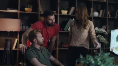 Hayal kırıklığına uğramış Yöneticisi kağıt belgeleri atma. Kadın patron ofiste skandalla