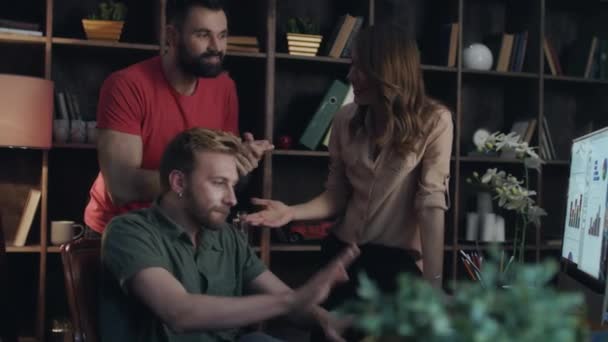 Equipo de negocios aplaudiendo de la mano en la oficina. Los trabajadores exitosos disfrutan de datos estadísticos — Vídeo de stock