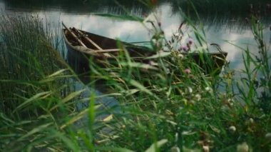 Göl kenarında eski balıkçı teknesi ile romantik kırsal manzara. Güzel nehir