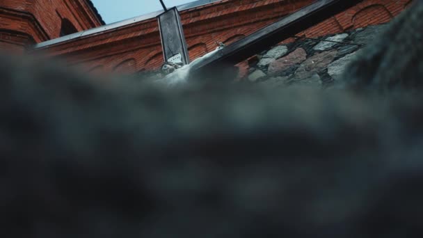 Gran edificio de la catedral con Jesucristo en la cruz. Arquitectura antigua — Vídeo de stock